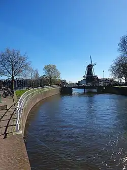 Vanaf de Nieuwe Gracht de Zandersbrug. De Nieuwe Gracht staat in verbinding met het Spaarne