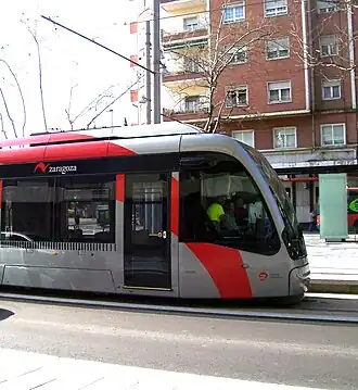 Een tram bij de halte Plaza Emperador Carlos V