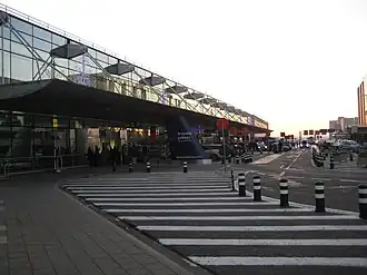 Voorgevel van de vertrekhal van Brussels Airport, die zwaar werd beschadigdAl 1.000 vrijwilligers willen hulp bieden bij heropbouw vertrekhal, Het Nieuwsblad, 30 maart 2016. Gearchiveerd op 15 augustus 2016.