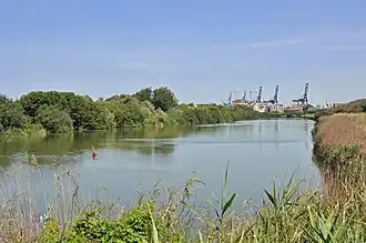 De Fonteintjes met op de achtergrond Zeebrugge