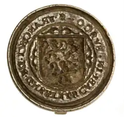 De foto is zichtbaar gespiegeld, aangezien de leeuwen naar rechts staan