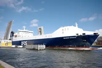 Roro-schip Selandia Seaways vaart voorbij geopende Zelzatebrug