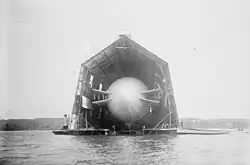 Een zeppelin in een drijvende hangar