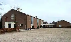 De gereformeerde kerk met rechts verenigingsgebouw Het Anker (1957-2020)
