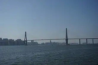 Zhanjiang Bay Bridge met skyline op achtergrond