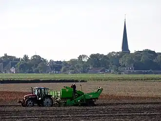 Zicht op Holwerd, met toren van de Sint-Willibrorduskerk (2010)