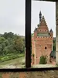 Zicht op de Zuidertoren door raam 2de verdiep Kasteel van Beersel