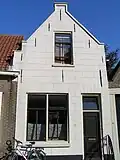 Huis met gepleisterde tuitgevel
