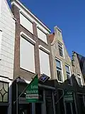Huis met gepleisterde lijstgevel