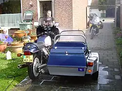 Dit lijkt op een motor met zijspan, maar door de gemonteerde autobanden kan deze motorfiets niet meer zonder zijspan rijden, en gaat het hier dus om een zijspancombinatie