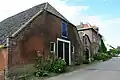 Herenhuis met hek en koetshuis met aangebouwde schuur