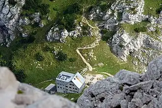 De Zoisova Koca (Zois-hut) op het Kokra-zadel