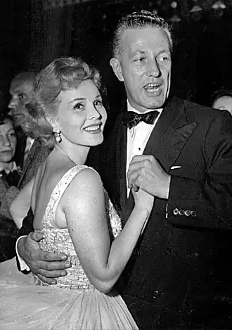 Zsa Zsa Gábor dansend met Nicholas Ray (1953)