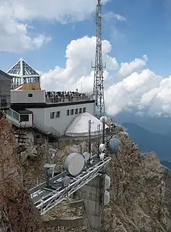 Meteorologisch station en zendmast