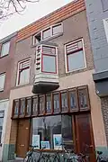 Winkel met bovenwoning