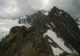 Blik vanaf de Zuragkogel op de Hoher Kogel (voorgrond) en de Seekarlesschneid (achtergrond)
