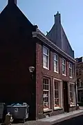 Zwaar gerestaureerd pand bij het koor van de broederenkerk