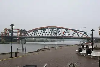 autobrug op de voorgrond, spoorbrug op de achtergrond