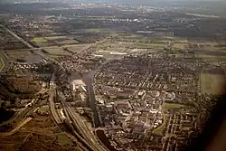 Zwanenburg gezien na een start vanaf de Polderbaan. Het dorp wordt begrensd door de Ringvaart.