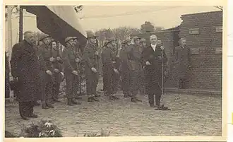 De Nooij houdt een toespraak tijdens de bijzetting van Edese verzetsstrijders in Het Mausoleum (1945).