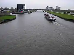Blik op het kanaal vanaf de voetgangersbrug