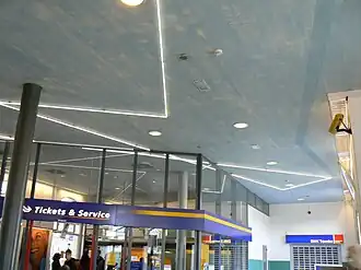 Naamloze lichtsculptuur (1991) in de stationshal van station Zwolle, onderdeel van Kunstwegen.ZWOLLE, stationsinfo.nl